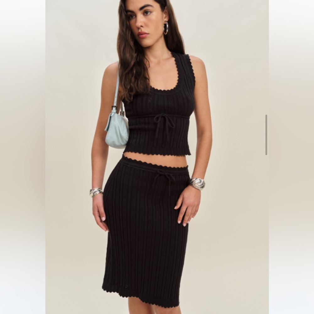 Elegant Black Ribbed Knit Skirt